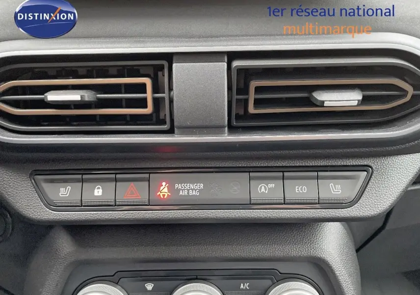 Vue rapprochée du tableau de bord du Dacia Jogger 2024, avec commandes clim et alertes visibles en noir et gris.