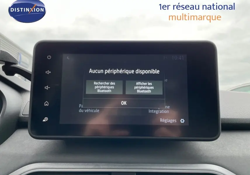 Écran tactile central affichant un message Bluetooth, intérieur du Dacia Jogger 2024 noir nacré.