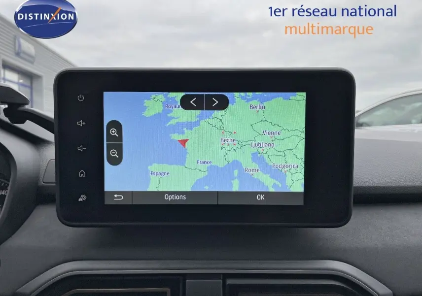 Écran tactile central affichant une carte de navigation dans l’habitacle du Dacia Jogger noir nacré.