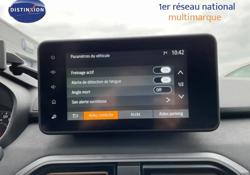 Écran tactile central du tableau de bord du Dacia Jogger 2024 affichant les aides à la conduite, intérieur noir.