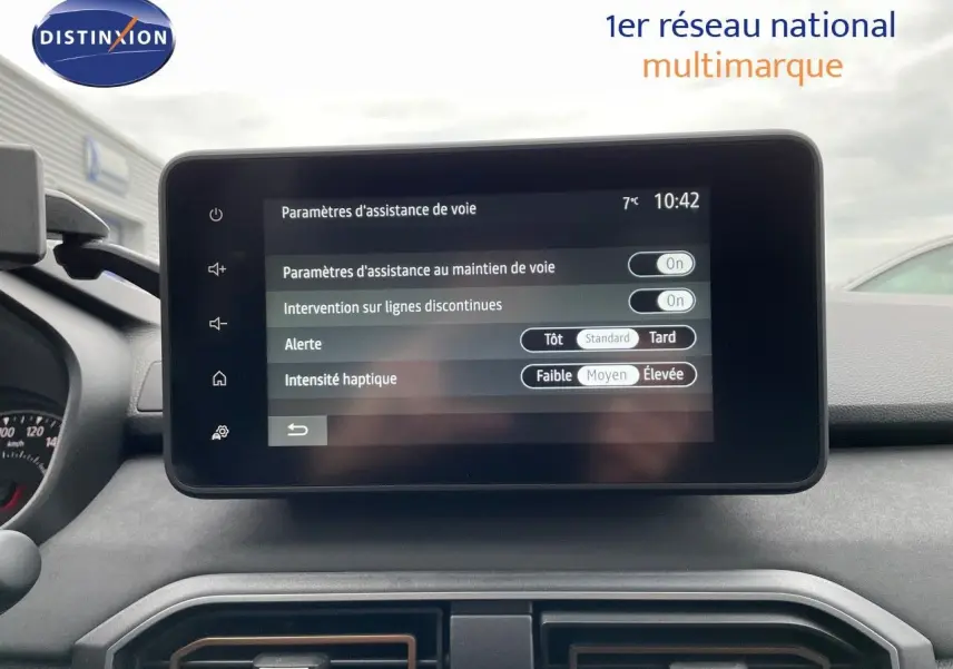 Écran tactile central affichant les paramètres d’assistance de voie dans un Dacia Jogger noir nacré, vue intérieure frontale.