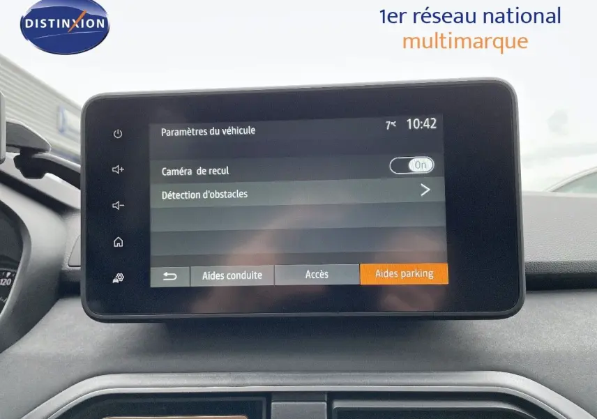 Écran tactile central du tableau de bord du Dacia Jogger 2024 affichant les aides à la conduite.