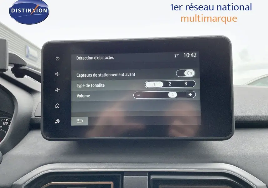 Écran tactile central du tableau de bord du Dacia Jogger 2024, vue frontale intérieure, interface de réglage sonore.