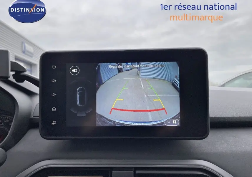Écran tactile intérieur montrant la caméra de recul du Dacia Jogger noir nacré métallisé, vue avant du tableau de bord.