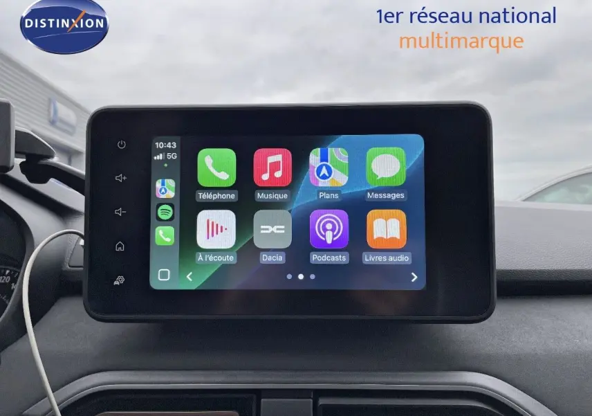 Écran tactile central du tableau de bord du Dacia Jogger 2024, affichant l'interface multimédia connectée.