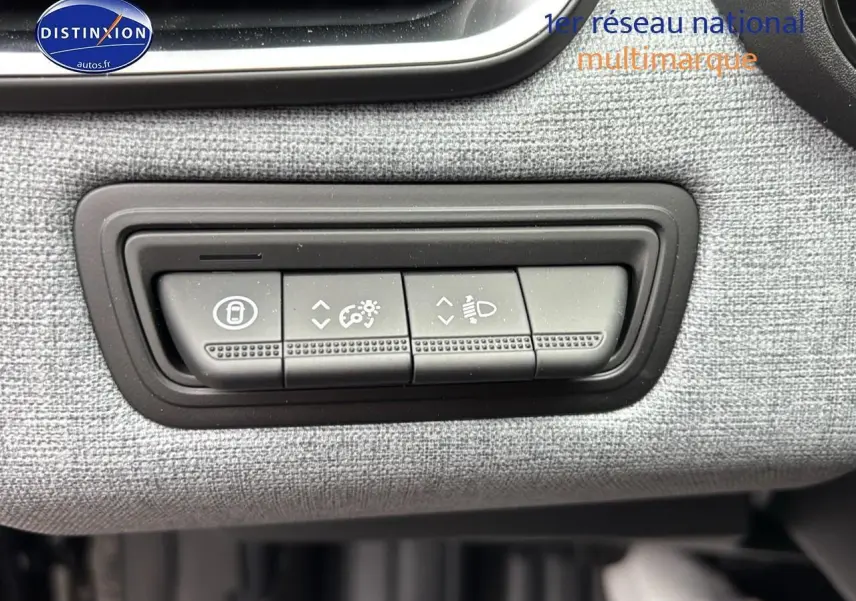 Boutons de réglage des feux et verrouillage sur tableau de bord gris de Renault Clio V noire, version 2025.