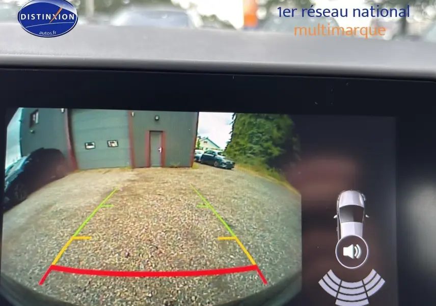 Affichage caméra de recul avec vue arrière et capteurs de stationnement d'une Renault Clio V noire 2025