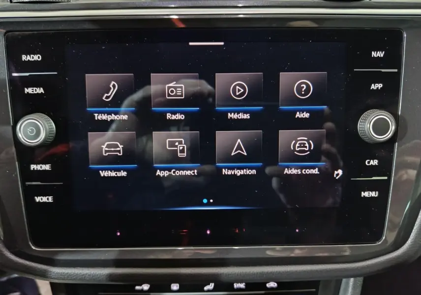 Écran tactile central du Volkswagen Tiguan 2021 affichant les options téléphone, radio, médias, navigation et aides à la conduite.