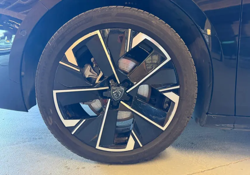 Gros plan sur la jante alliage 18'' bi-ton diamantée noire et argentée du Peugeot 508 SW noir Perla 2024.