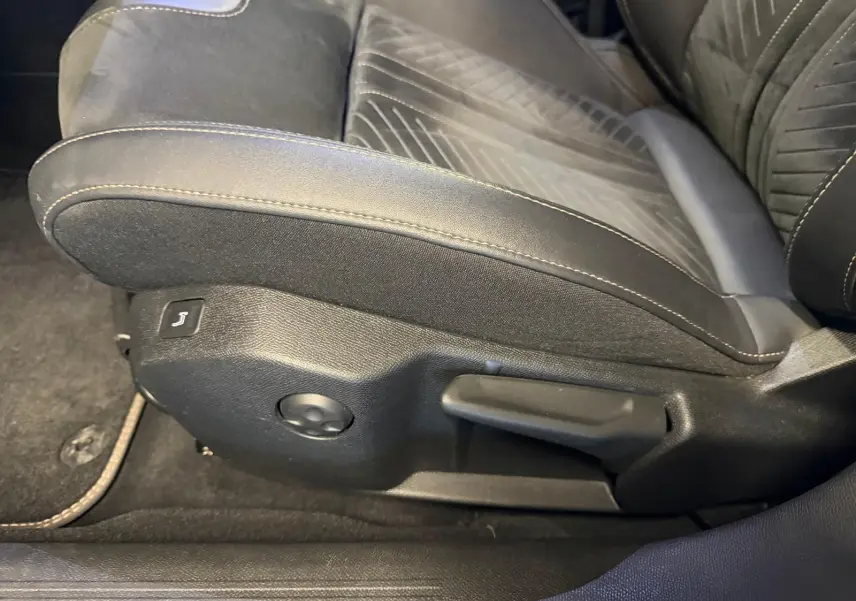 Détail du siège avant côté gauche en Alcantara noir avec surpiqûres claires du Peugeot 508 SW 2024.