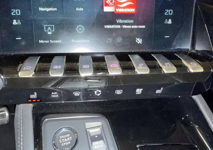 Gros plan sur la console centrale noire du Peugeot 508 SW 2024, avec touches chromées et bouton Start/Stop.