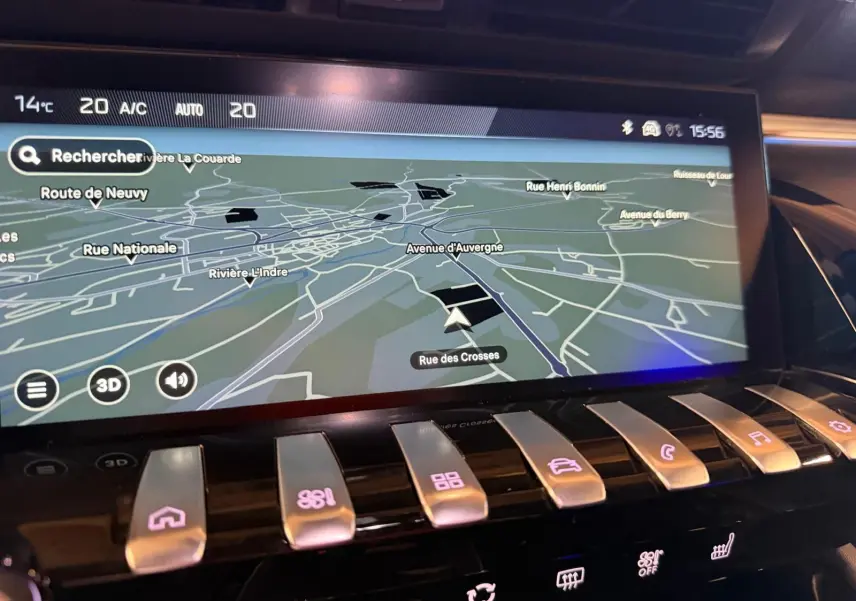 Vue rapprochée de la console centrale avec écran tactile et touches piano chromées du Peugeot 508 SW noir 2024.