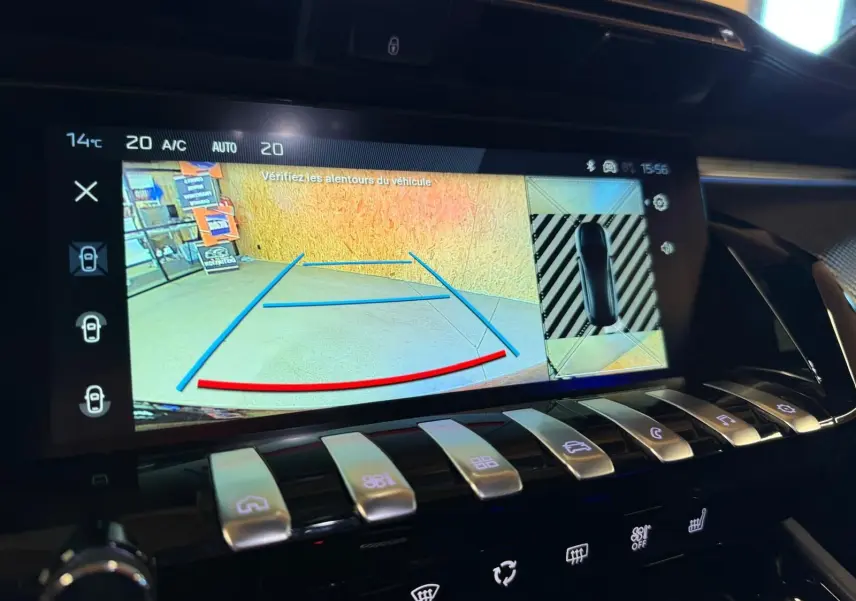 Écran tactile intérieur du Peugeot 508 SW noir montrant la caméra de recul avec aides visuelles au stationnement.