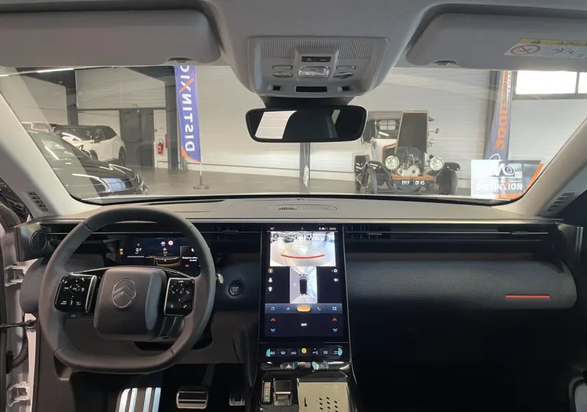Vue intérieure frontale du tableau de bord du Citroën C5 Aircross 2026 avec écran tactile vertical et volant multifonctions noir.