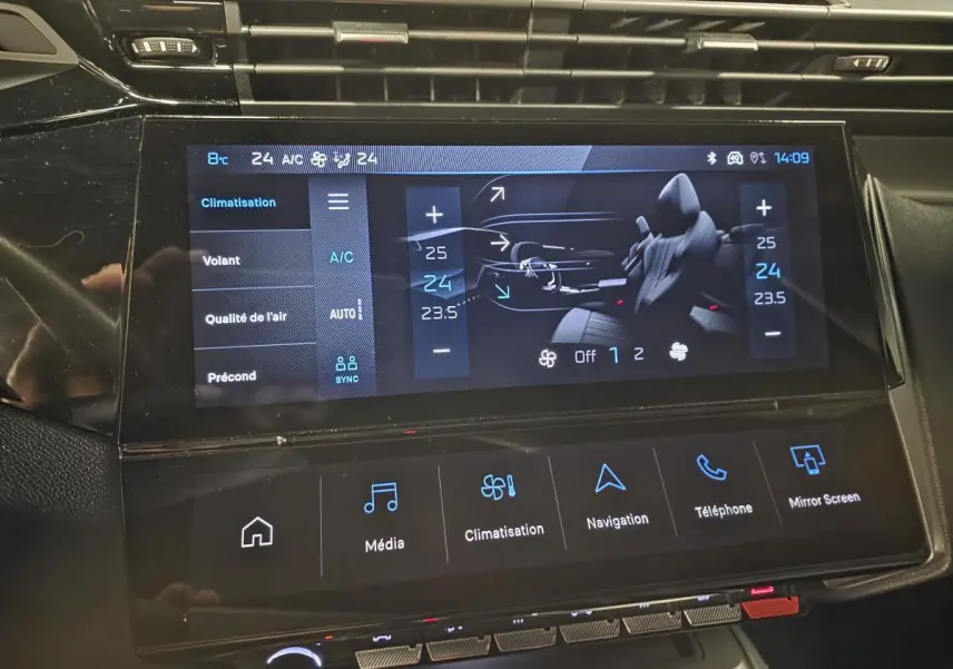 Écran tactile central du tableau de bord de la Peugeot 408 2024 affichant les réglages de climatisation.