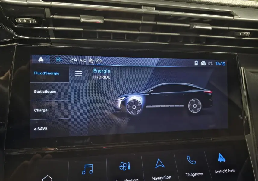 Écran tactile intérieur montrant l'interface énergie hybride avec silhouette stylisée d'une Peugeot 408 bleu côté gauche.