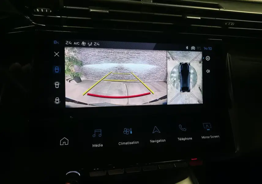 Écran tactile intérieur montrant la caméra de recul et la vue 360° du Peugeot 408 bleu, tableau de bord noir.