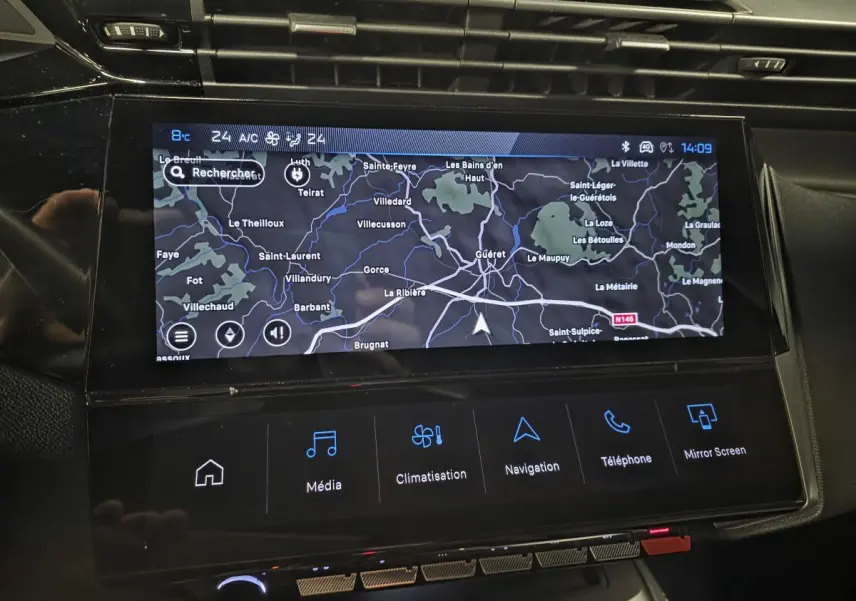Écran tactile central 10 pouces de la Peugeot 408 2024 affichant la navigation avec interface noire moderne.