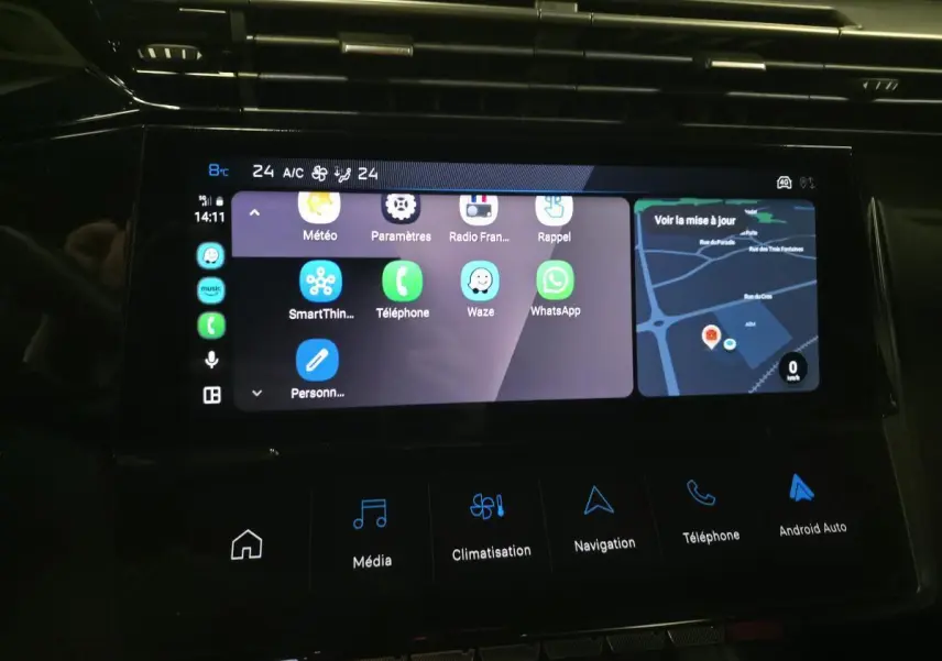Écran tactile central 10 pouces du Peugeot 408 2024 affichant navigation et applications connectées.