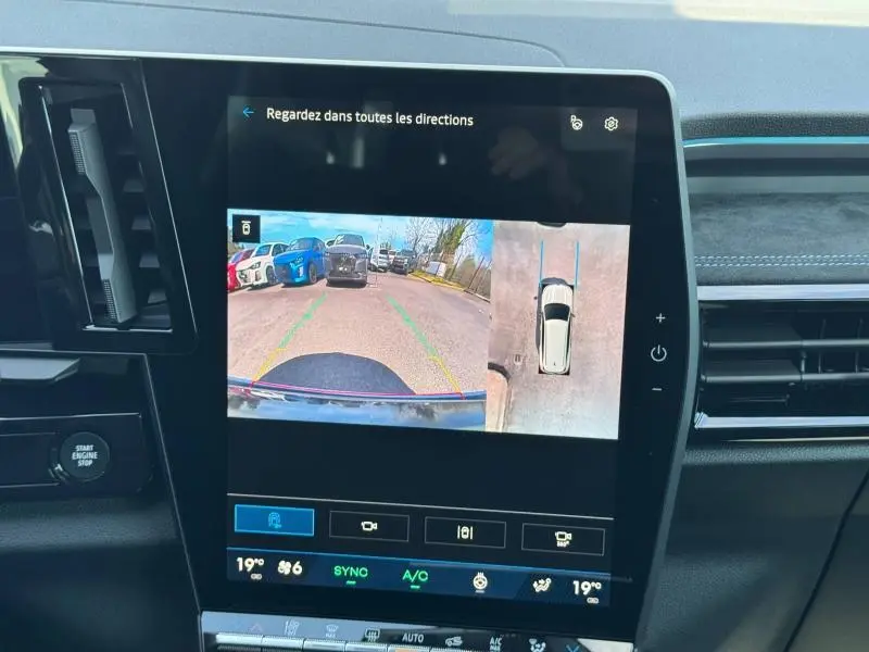 Écran tactile intérieur montrant la caméra de recul et vue à 360° du Renault Espace Bleu Nocturne 2025.