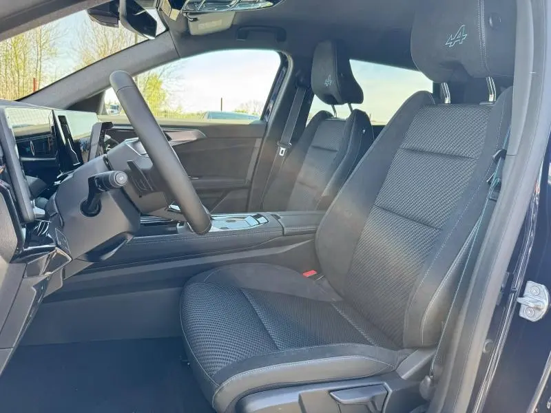 Vue intérieure côté conducteur du Renault Espace 2025, sièges en tissu carbone/Alcantara bleu avec logo Alpine brodé sur appuie-tête.