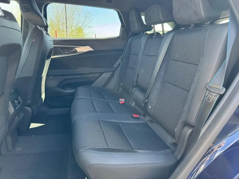 Vue latérale intérieure côté droit montrant la banquette arrière noire du Renault Espace Bleu Nocturne 2025 esprit Alpine 7 places.