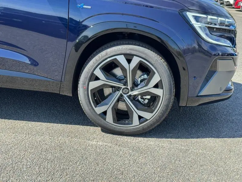 Gros plan sur la roue avant droite du Renault Espace Bleu Nocturne 2025 avec jante alu et logo Alpine bleu.