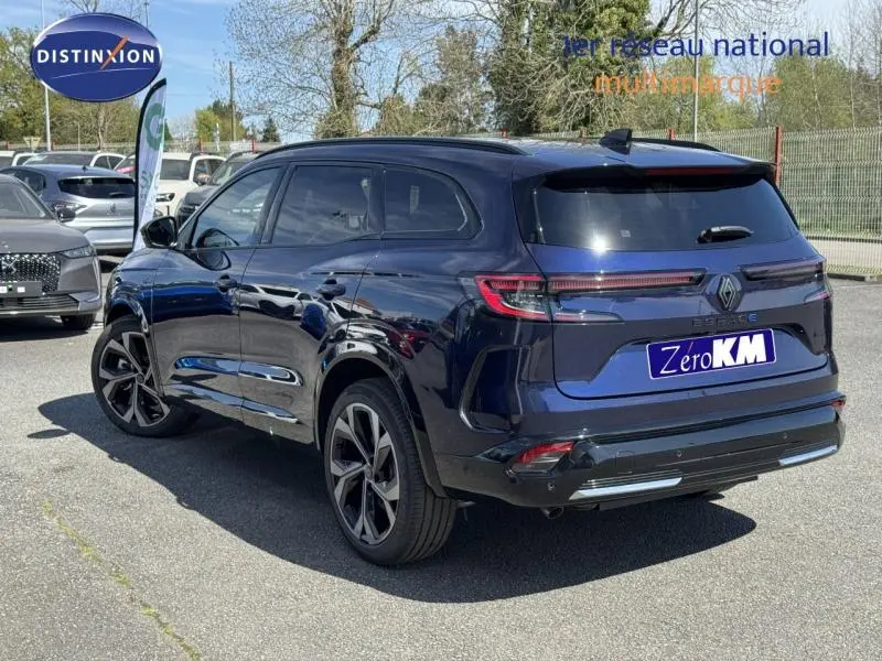 Vue 3/4 arrière droite du Renault Espace 2025 bleu nocturne avec jantes alliage et feux arrière LED allumés.