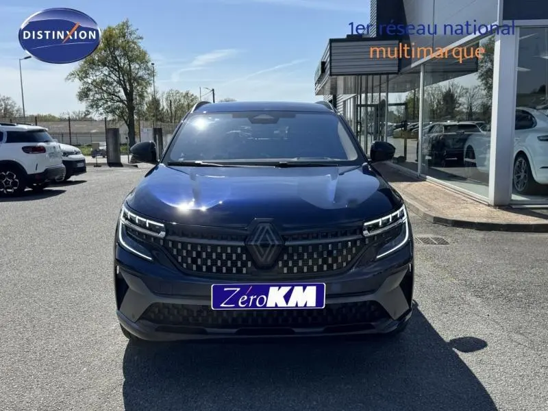 Vue avant d'un Renault Espace 2025 bleu nocturne avec calandre noire et phares LED distinctifs.