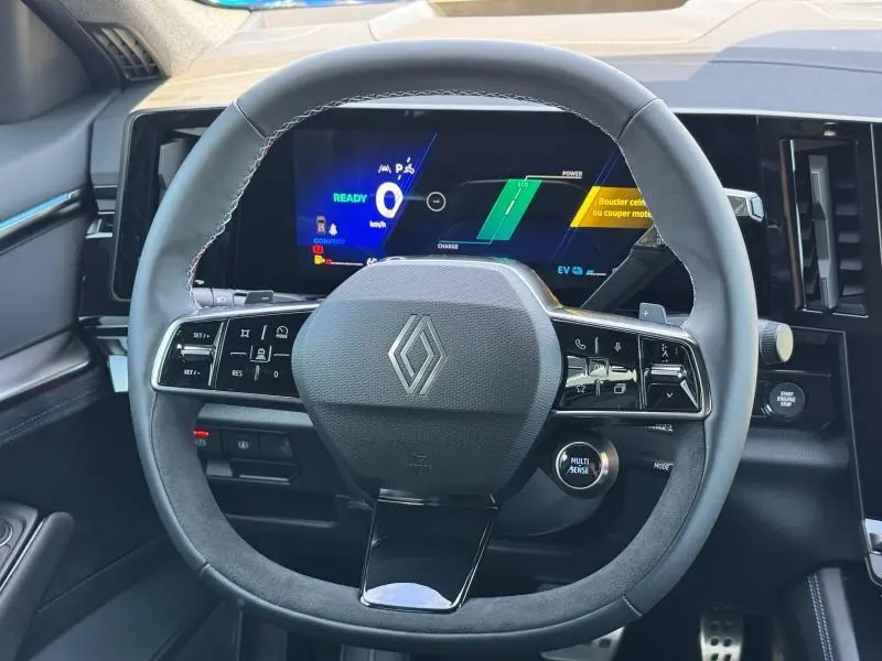 Vue rapprochée du volant multifonction noir et du tableau de bord numérique lumineux du Renault Espace 2025.