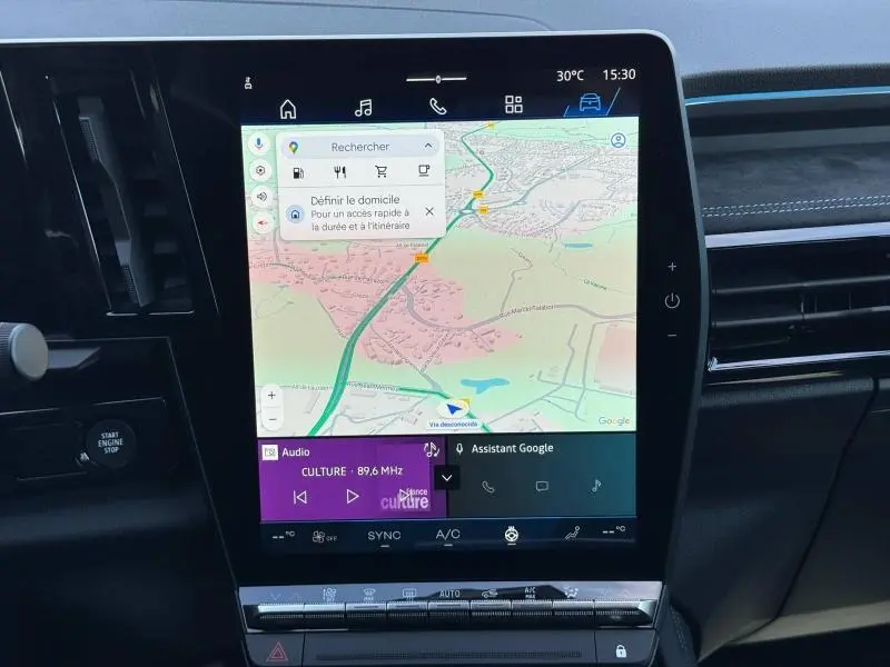 Vue rapprochée de l’écran tactile central du tableau de bord du Renault Espace 2025 Bleu Nocturne avec navigation GPS affichée.
