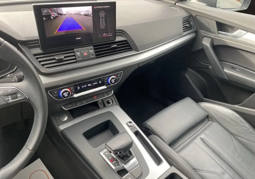 Vue intérieure de l'Audi Q5 35 TDI 2022, montrant la console centrale avec levier de vitesse et écran tactile de recul.