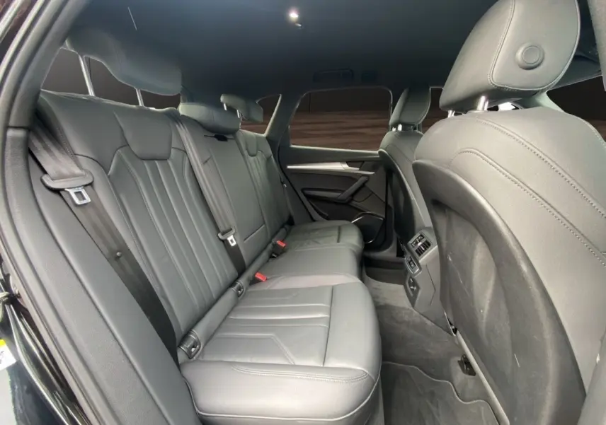 Vue intérieure côté droit des sièges arrière en cuir gris foncé de l'Audi Q5 35 TDI S LINE 2022.