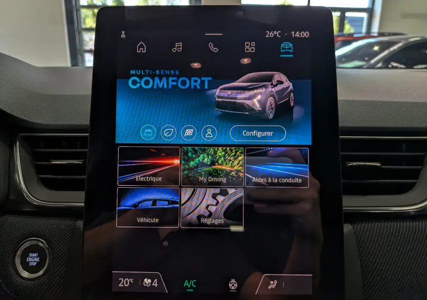 Écran tactile central affichant le mode Multi-Sense Comfort du Renault Captur E-Tech hybride, interface moderne et colorée.