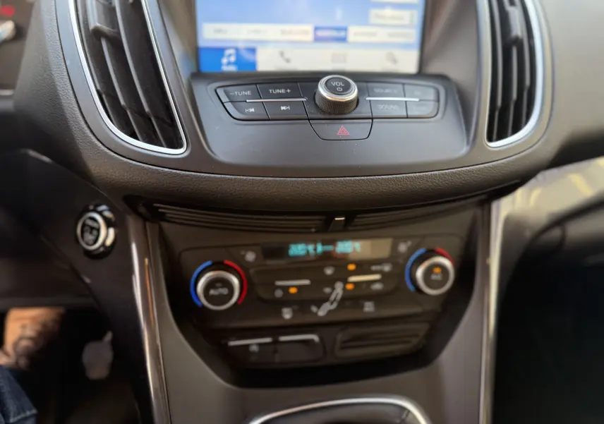 Gros plan sur la console centrale du Ford C-MAX 2018, montrant les commandes de climatisation et l’écran tactile.