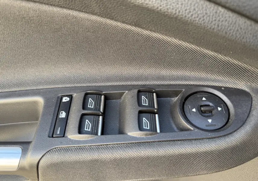 Commande des vitres électriques et réglage des rétroviseurs sur la porte côté gauche d’un Ford C-MAX 1.6 TDCI 2018.