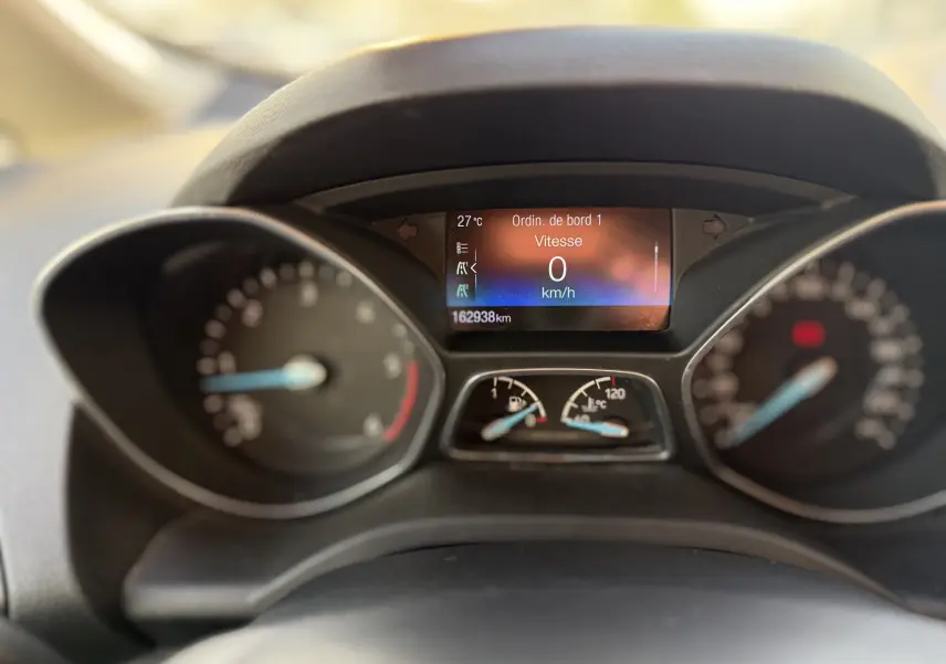Vue rapprochée du tableau de bord du Ford C-MAX 1.6 TDCI 120 Titanium, affichant la vitesse à 0 km/h.