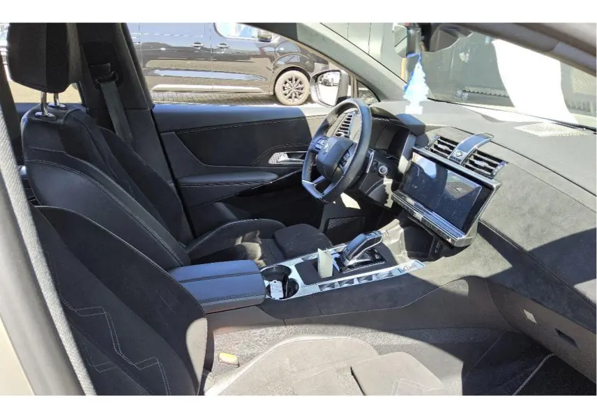 Vue intérieure côté conducteur du DS7 2024 avec sellerie Alcantara noire et console centrale moderne.