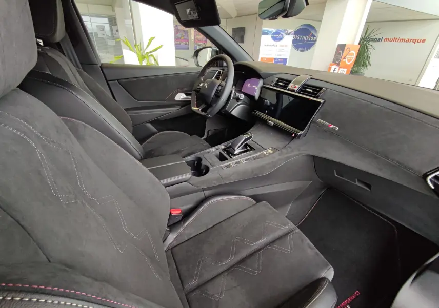 Vue intérieure côté conducteur du DS7 Crossback E-TENSE 225ch gris, montrant sièges en alcantara et tableau de bord moderne.
