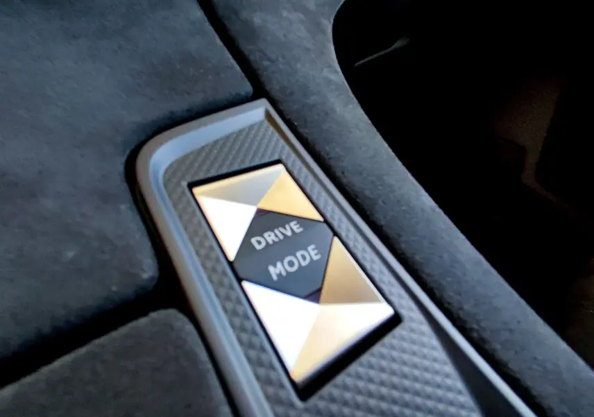 Détail du bouton Drive Mode en métal brossé sur la console centrale du DS7 Crossback E-TENSE gris 2022.