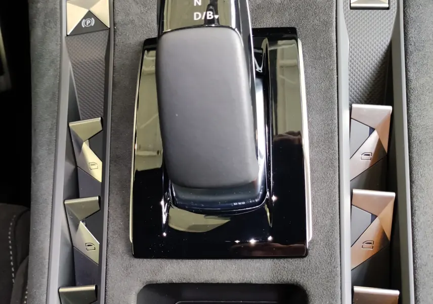 Gros plan sur la console centrale du DS7 Crossback gris 2022, mettant en valeur le levier de vitesses et les boutons de commande.