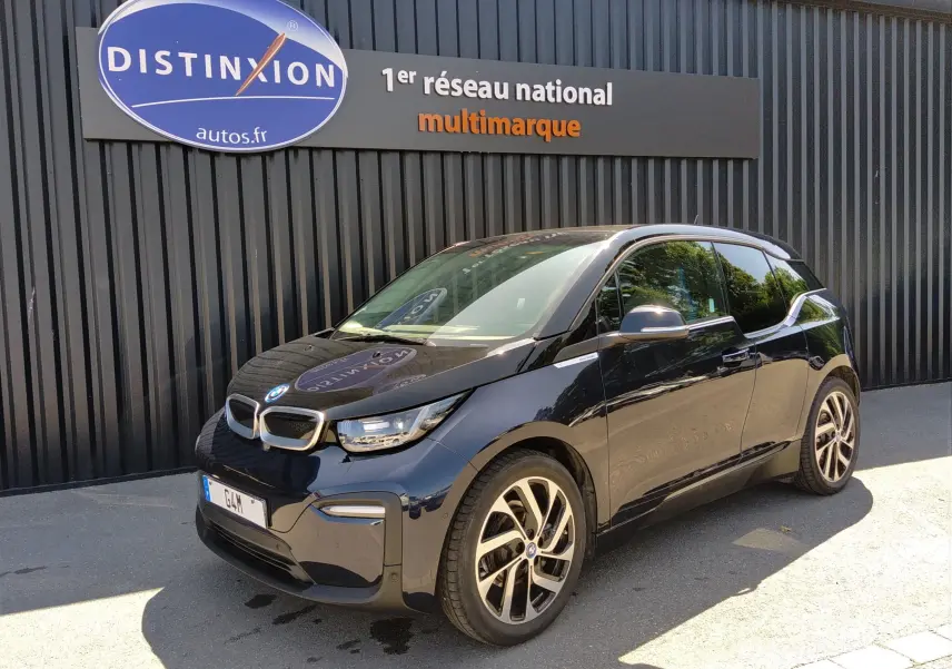 BMW i3 42kwh bleu en 3/4 avant droit, mettant en valeur ses jantes distinctives et son design compact urbain.