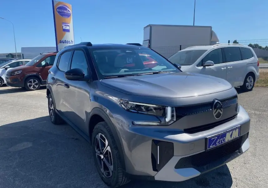Citroën C3 Aircross gris Mercury toit noir, vue 3/4 avant avec calandre noire et jantes alliage 17 pouces.