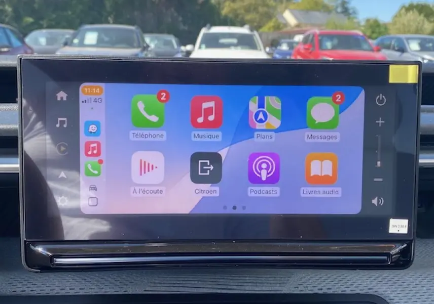 Écran tactile central 10,25'' affichant Apple CarPlay dans l'habitacle d'une Citroën C3 Aircross gris Mercury.