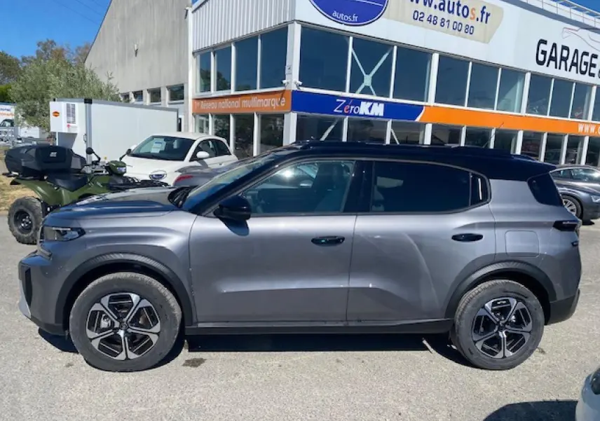 Profil côté gauche d'une Citroën C3 Aircross 2026 gris Mercury avec toit noir et jantes alliage 17 pouces.