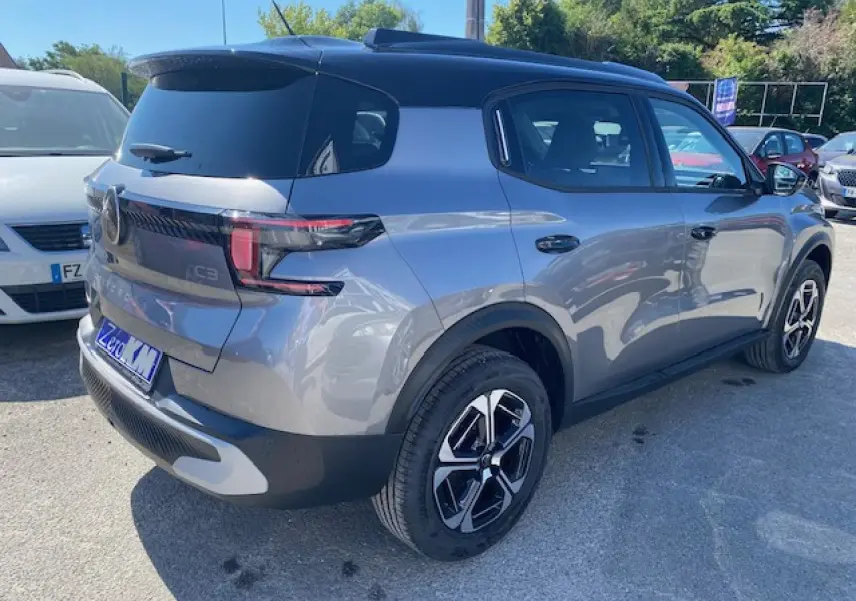 Citroën C3 Aircross gris Mercury avec toit noir, vue 3/4 arrière droit, jantes alliage 17 pouces diamantées.
