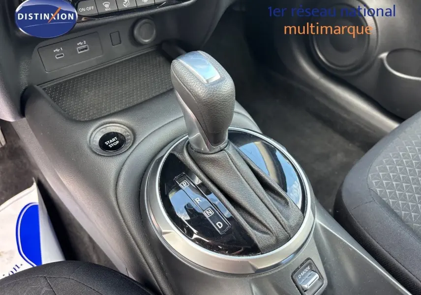 Le levier de vitesses automatique de la Nissan Juke Hybrid gris squale, vu en gros plan depuis le côté droit intérieur.