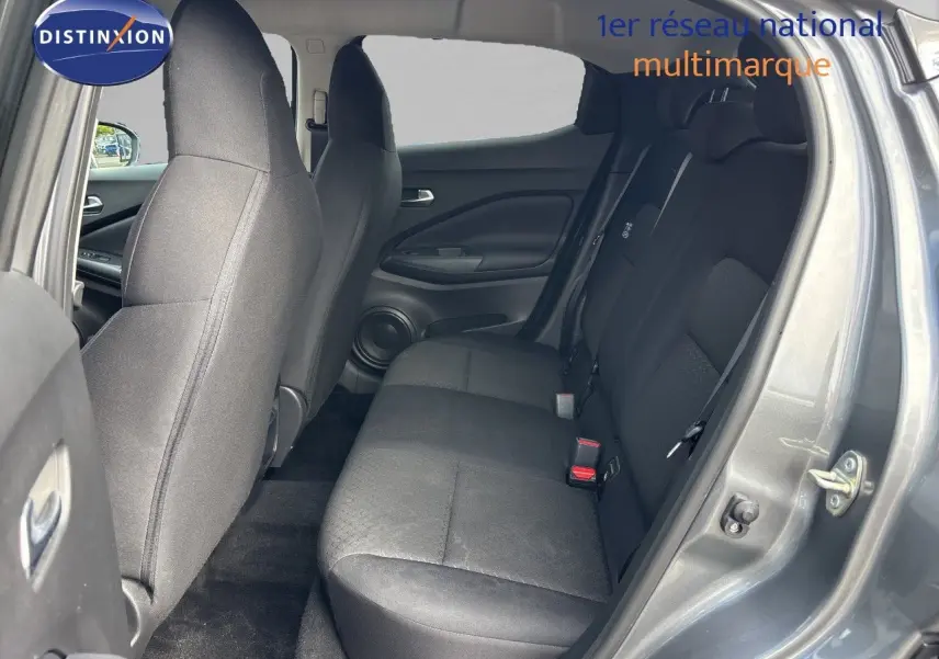 Vue intérieure côté droit montrant les sièges arrière en tissu noir du Nissan Juke Hybrid 2024 gris squale métal.