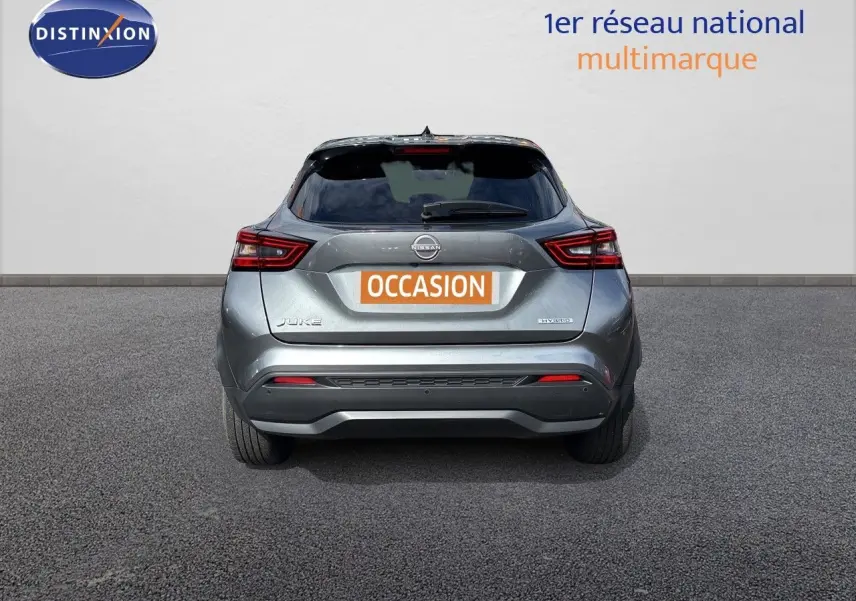 Vue arrière d'un Nissan Juke Hybrid 143ch Business Edition gris squale metal, avec feux LED et plaque "OCCASION".