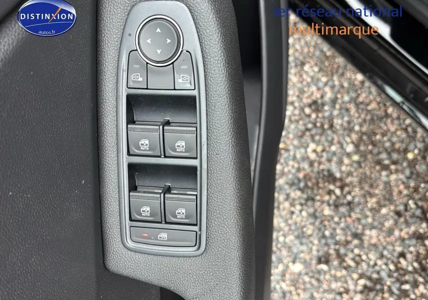Panneau de commandes des vitres et rétroviseurs côté conducteur de la Renault Clio V noire, intérieur détaillé.